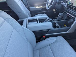 2025โตโยต้าทุนดรา4WD จำกัด crewmax Cab - Product Image 4