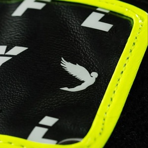 Gants de boxe personnalisés de dernière génération, couleur vert néon et noir, équipement d'entraînement professionnel, cuir véritable, gants de Muay Thai - Product Image 3