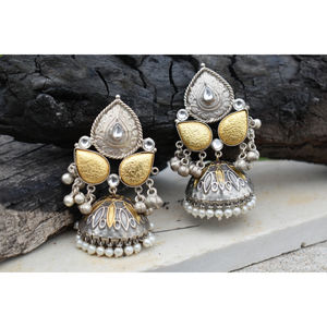 Aretes de aro grandes tipo jhumka, hechos a mano, con diseño tradicional, hermoso y moderno, de latón bicolor con piedras, para niñas y mujeres. - Product Image 3