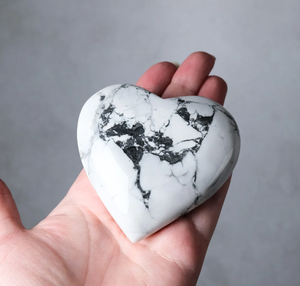 Mayorista genuino India Natural Howlite Forma de corazón Regalos de cristal pulido Puffy Palm Worry Orgone Ágata Decoración del hogar Raw - Product Image 4