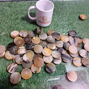 ชุดอักษรรูนไวกิ้ง24ชิ้นคุณภาพดีที่สุด Futhark มหัศจรรย์โบราณที่ทำจากเปลือกหอยอาเกตโดย noorbaba International - Product Image 2