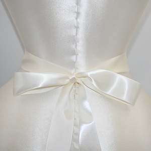 Cinturón de Novia Ajustable Bridella BS26A con Pedrería y Perlas Color Marfil para Bodas, Bailes de Graduación y Eventos Formales - Product Image 1