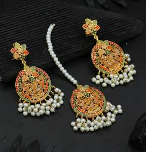 Pendientes Jhumki Tradicionales Indios Antiguos, Últimos Modelos de Joyería de Moda Chapada en Oro Hecha a Mano para Mujer Disponible - Product Image 4