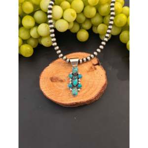 Pendentif Julia Etsitty Kingman Cluster avec turquoise Kingman et technologie d'incrustation en argent sterling - Product Image 1