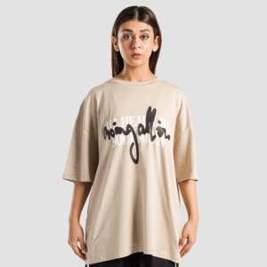 เสื้อยืดสีเบจทรงสตรีทไลน์ ผ้าเจอร์ซีย์อัดแน่น ระบายอากาศได้ดี ทรงพอดีตัวและทรงหลวม พร้อมป้ายโลโก้แบบกำหนดเอง - Product Image 3