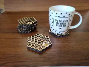 Juego de posavasos de madera con diseño de panal de abeja, hechos a mano, con acabado natural, para proteger la mesa, para bebidas frías y calientes - Product Image 3