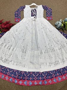 Koti Collection Prêt-à-porter Broderie miroir en fil de coton épais et feuille Travail Lehenga Choli pour l'hiver - Product Image 3