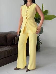 Ensemble de costume sans manches jaune pour femme, couleur unie, satin élégant, longueur complète, décoration boutonnée, tenue d'été - Product Image 3