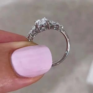 Bague en diamant de laboratoire certifiée IGI 2.00 carats avec pierres latérales marquise ovales DEF VVSVS – Bagues en diamant certifiées IGI - Product Image 4