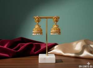 Pendientes de templo hechos a mano, joyería étnica india elegante, pendientes llamativos en tono dorado, regalo perfecto para mujer - Product Image 3