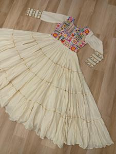 Elegante vestido de algodón Kora Anarkali Kurti con bordado de varios hilos y trabajo de Gota Patti, Ropa Étnica perfecta para ocasiones festivas - Product Image 6