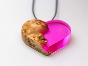 Bellamente colgante de resina de madera, joyería personalizada, collar hecho a mano, el mejor regalo para el aniversario de tu amor - Product Image 4