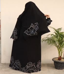 Abaya mauve douce avec des bords festonnés et des perles florales. Disponible à prix de gros. Chic et modeste. - Product Image 5