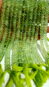 Rondelle de pierres précieuses naturelles de Prehnite lisse lisse 8mm perles vendues par brin 8 pouces de long perles de pierres précieuses de grande qualité - Product Image 2