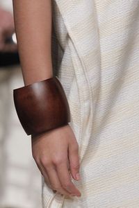 Bracelets en bois polis à la main avec surface lisse, couleurs personnalisées imperméables - Look traditionnel élégant pour femmes, pour cadeaux d'affaires - Product Image 2