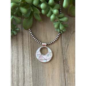 Colgante Navajo Hecho a Mano con Incrustaciones de Plata de Ley y Madreperla - Product Image 1