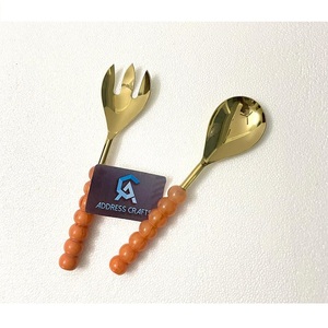 Serveur à salade plaqué or PVD de haute qualité avec manche en résine design, outils à salade luxueux, ustensiles de cuisine, cuillère à servir, fourchette - Product Image 2