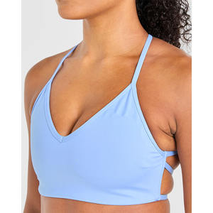 Sujetador deportivo cruzado azul bebé de alta demanda, escote en V favorecedor, espalda con tiras, nuevo y de alto impacto, Sujetador deportivo para mujer adulta - Product Image 1
