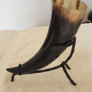 Mug à boire en corne de buffle écologique sculpté à la main, forme naturelle, fabriqué en Inde par l'usine vietnamienne Crafts Galore - Product Image 1