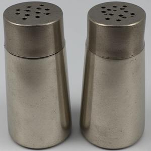 Moulin à sel et à poivre en bois fait à la main avec motif ornemental sculpté Artisan fait à la main offrant un accent décoratif - Product Image 5