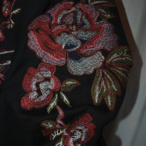 Sudadera Premium Negra para Mujer con Bordado 3D de Rosa, Puños Acanalados en Contraste, Logotipo Frontal, Tela de Felpa Suave - Product Image 6