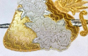 Tissu personnalisé Logo Top qualité personnalisé fabriqué en usine broderie fait à la main tissu sergé adhésif Merrow bordure fer sur patchs - Product Image 3