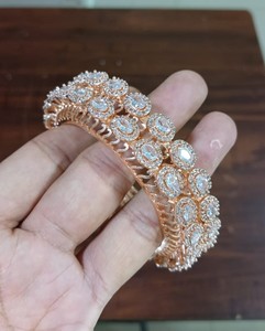 BRAZALETES DE ESTILO CLÁSICO DE DIAMANTE AMERICANO BRAZALETES CHAPADOS EN PLATA TRADICIONALES Y DE MODA Y ZIRCON CUBIC PARA MUJERES Y NIÑAS - Product Image 1