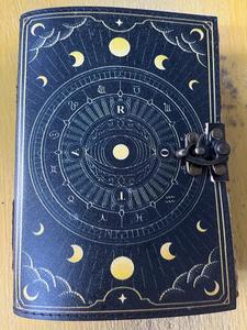 Journaux en cuir imprimés numériquement sur mesure avec arbre de vie et phases de lune idéal pour la revente par les magasins de revues - Product Image 5