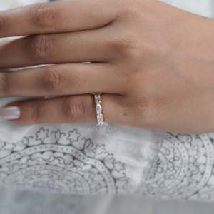 Anillo de Oro Amarillo con Diamantes Cultivados en Laboratorio, Certificados IGI, Esmeralda y Ovalados, 3.00ctw, Estilo Media Eternidad, Claridad VVSVS - Product Image 4