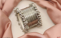 Ensemble de bracelets en argent oxydé tendance 2025, fabriqués à la main, bijoux tribaux traditionnels avec des détails perlés et jhumka