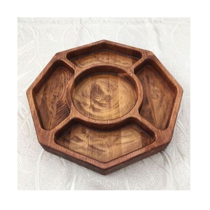 Plato de madera hecho a mano de diseño único, plato de servicio de madera de Acacia personalizado - Product Image 1