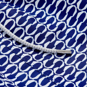 Shorts de bain recyclés pour hommes, motif écailles de poisson bleues, séchage rapide, avec taille élastique et poches à cordon - Product Image 6