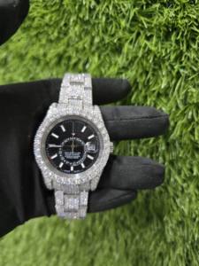 Montre de haute qualité avec cadran romain, pierres de moissanite blanches et noires, mélange parfait, fabriquée en Inde à un prix abordable - Product Image 1