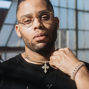 Colgante de Cruz de Jesús Estilo Hip Hop en Oro Amarillo de 10 Quilates con Moissanita de Corte Brillante Redondo de 4 Quilates y Claridad VVS - Product Image 3