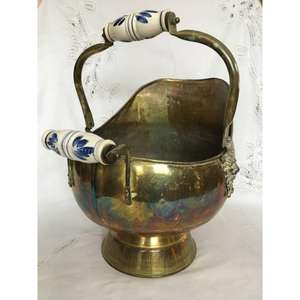 Seau à charbon en cuivre de finition antique avec des détails complexes et parfait pour un accessoire de cheminée classique qui offre du style - Product Image 1