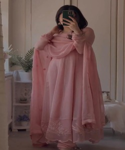 Glamour modeste: Abaya pour femmes robe musulmane Dubaï-infusez votre garde-robe avec des Abayas modestes et élégantes pour un mélange d'élégance - Product Image 3