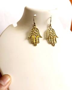 Nueva tendencia Bonito aspecto Latón Plata esterlina Chapado en oro Conectores en forma de mano Pendiente Joyería hecha a mano MANGALMAY CORPORATION - Product Image 1