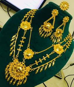 Ensemble de bijoux vintage plaqué or 24 carats collier en cuivre 18 carats boucles d'oreilles avec motif de fleurs zircon USA France accessoire de mode - Product Image 4