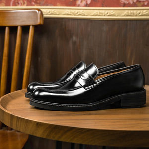 Mocasines de estilo coreano para hombre, para uso formal y casual, zapatos de cuero brillante, zapatos de punta ancha para hombre. - Product Image 4