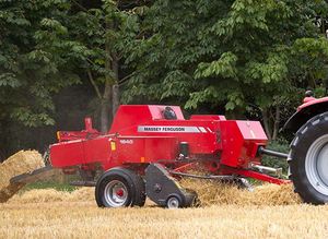 Compre la empacadora de heno Massey Ferguson 1840 con capacidad de 100 pasadas por minuto y émbolo de alta resistencia para una densidad de pacas consistente - Product Image 5