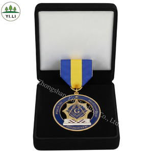 Badge de poitrine maçonnique personnalisé style Rite écossais en métal avec logo inspiré de l'Écosse, livré dans un coffret cadeau de luxe pour cérémonie de loge - Product Image 2