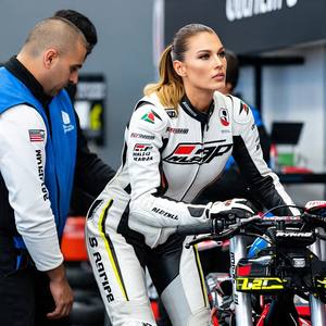 Trajes de carrera de motocicletas de cuero de vaca de grano superior genuino de calidad premium de larga duración-Colores, diseños, tamaños, logotipos y gráficos personalizados - Product Image 1