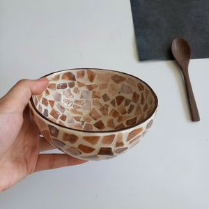 Bol artisanal en bambou et coquille de noix de coco incrusté de nacre, élégant, de qualité alimentaire, laque, pour la décoration de table, bol de service artisanal - Product Image 1