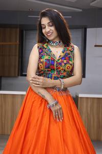 Dernier concepteur de couleur orange lehenga choli en tissu de coton rayonne avec uni, Gota Patti et Kali travaillent pour la collection Navratri - Product Image 2