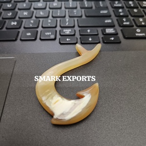 จี้ตะขอเบ็ดตกปลาทำจากเขาควาย เป็นมิตรกับสิ่งแวดล้อม งานฝีมือแกะสลักด้วยมือ สไตล์ชนเผ่า สำหรับนักโต้คลื่น ใช้เป็นส่วนประกอบเครื่องประดับ สร้อยคอ สำหรับนักออกแบบ - Product Image 6