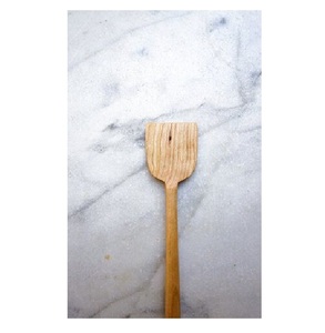 Cuillère solide écologique naturelle pour la maison Spatule tournante pour aliments Cuillère fendue Fouet Ustensile de cuisine en bois d'acacia - Product Image 1