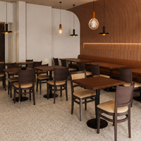 Design d'intérieur de restaurant japonais, banquette de café, table et chaises de café en bois massif avec coussin de siège crème