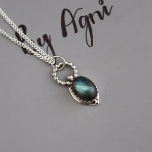 Collier en argent sterling plaqué or avec pendentif en labradorite vintage Cadeau de fiançailles en pierre véritable au design minimaliste - Product Image 1