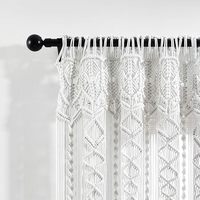 Rideaux bohèmes en macramé faits à la main pour fenêtres du salon avec un design de corde en coton naturel et un style de décoration d'intérieur vintage