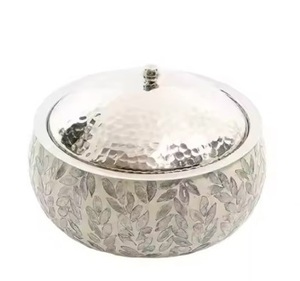 Casserole en métal de service de nourriture en bois avec couvercle rond en émail - Product Image 4